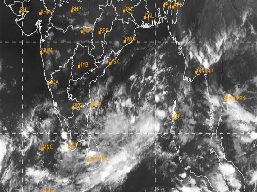 গুজরাতের উপর গভীর নিম্নচাপের জের থাকতে থাকতেই এবার বঙ্গোপসাগরে আরও একটি মৌসুমী অক্ষরেখা তৈরি। যা নিম্নচাপে পরিণত হওয়ার সমূহ আশঙ্কা আবহাওয়াবিদদের।