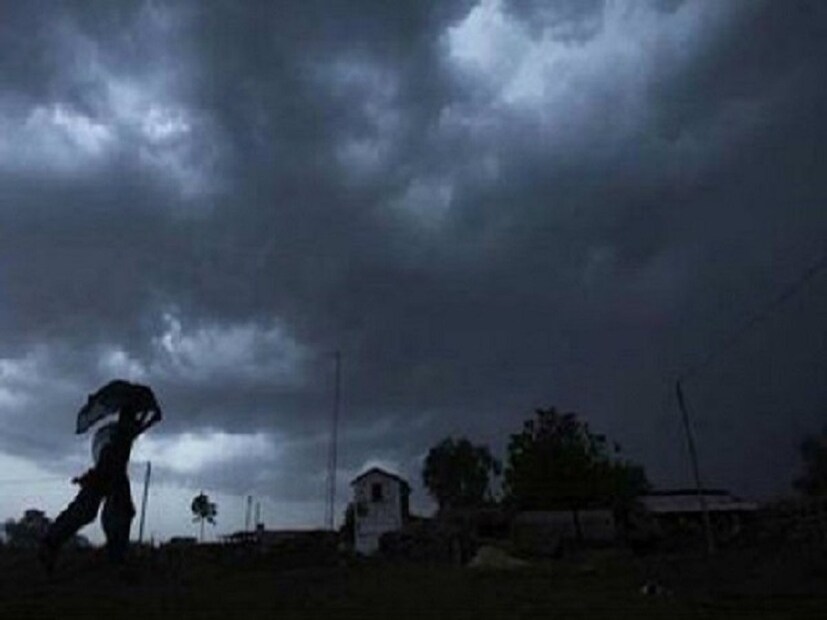 তামিলনাড়ু, পুদুচেরি, কেরল এবং কর্ণাটকে ভারী বৃষ্টিপাতের জন্য হলুদ সতর্কতা জারি করেছে আইএমডি। আবহাওয়া বিভাগ তামিলনাড়ু, গোয়া, মহারাষ্ট্র, পুদুচেরি, কেরল এবং কর্ণাটকের একাধিক এলাকায় বজ্রবিদ্যুৎ-সহ বৃষ্টির পূর্বাভাস দিয়েছে।