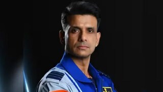 ১৬ বছরেরও বেশি কর্মজীবনে তাঁর প্রায় ২০,০০০ ঘণ্টার বেশি ফ্লাইংয়ের অভিজ্ঞতা রয়েছে৷