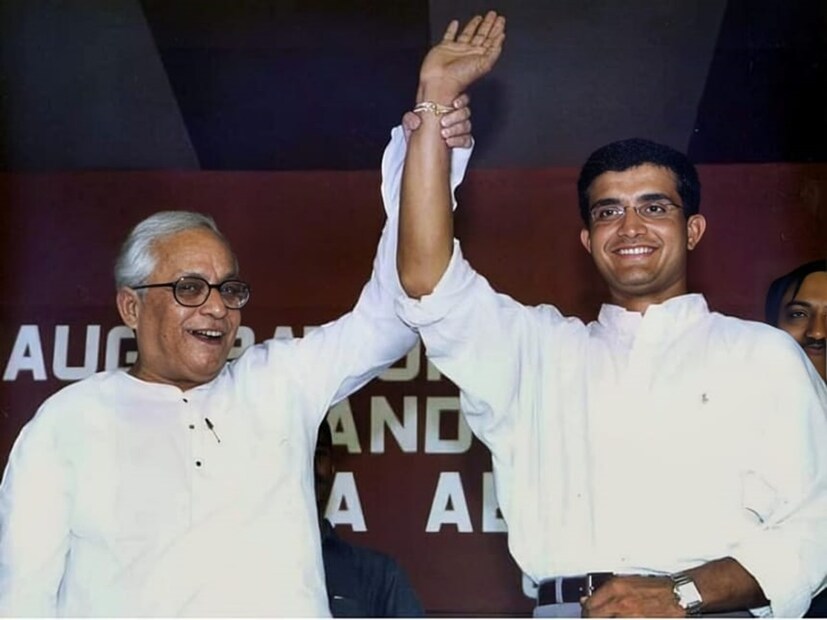 ক্রিকেটার ও প্রশাসক হিসেবে সৌরভ পেনশন পান। জানা যায়, মাসিক ৭০ হাজার টাকা পেনশন পান মহারাজ। তবে এই নিয়ে কোনও সরকারি বিবৃতি নেই। পুরোটাই জানা যায় মিডিয়া রিপোর্টস ও সূত্র মারফত।