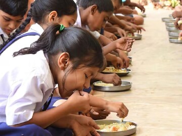 সরকারি স্কুলের খাবার খেয়ে অসুস্থ ৮০ পড়ুয়া!