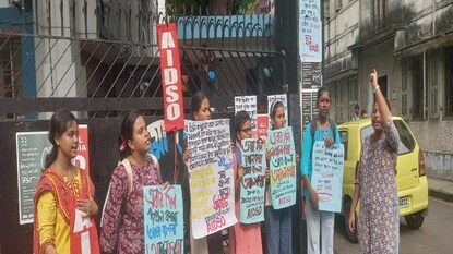 SUCI -এর ডাকে রাজ্যজুড়ে ধর্মঘট SUCI -এর ডাকে রাজ্যজুড়ে ধর্মঘট