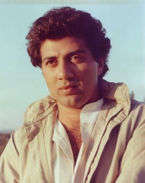 তাঁর জীবনে একটি পর্যায় এসেছিল যখন তিনি একের পর এক হিট ছবি উপহার দেন দর্শকদের এবং লোকেরা বলতে শুরু করেছিলেন যে কম দিনেই তিনি বাবার স্টারডমকে ছাপিয়ে যাবেন। 
