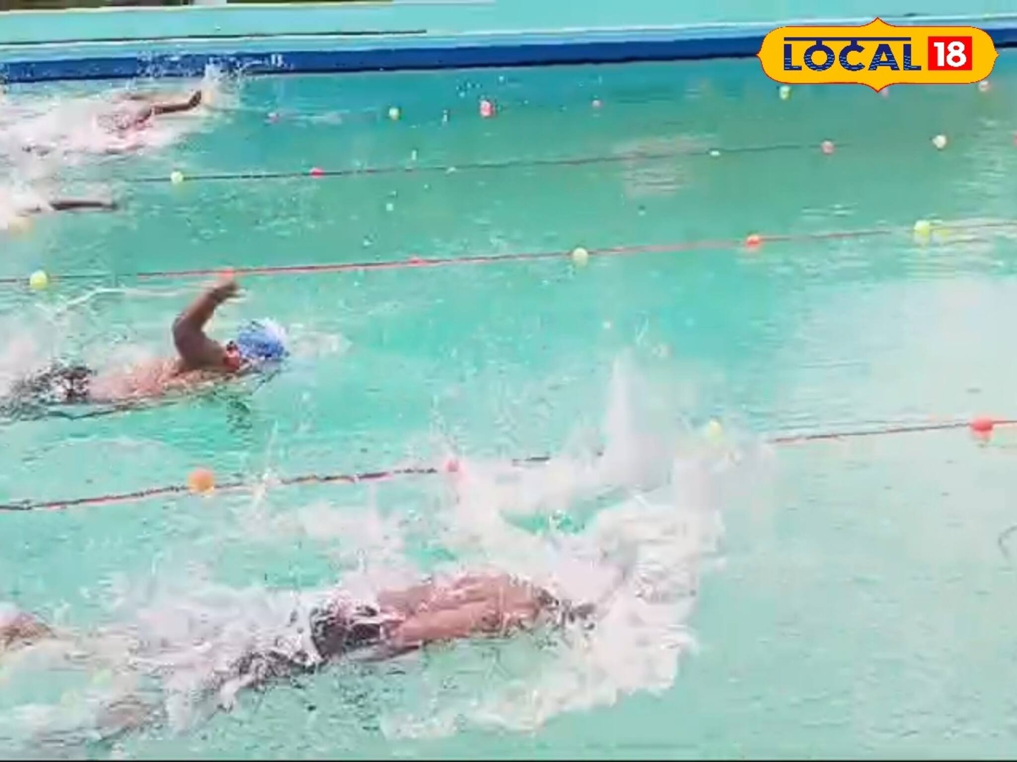 শিশুদের সঙ্গে জলে মহিলা থেকে ব্যাংক কর্মচারী, হচ্ছেটা কী!