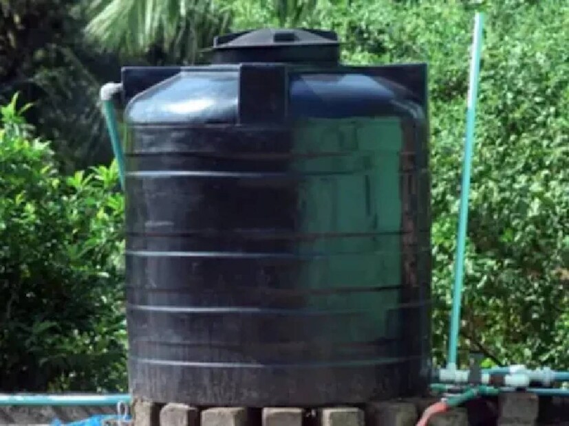 ট্যাঙ্কের চারপাশে ইটের প্রাচীর গেঁথে দিলে এটি সরাসরি গরম বাতাস এবং সূর্যালোকের সংস্পর্শে আসবে না। এই পদ্ধতিটি বিশেষ করে সেইসব এলাকায় কার্যকর যেখানে তাপমাত্রা খুব বেশি এবং জল দ্রুত উত্তপ্ত হয়ে যায়।