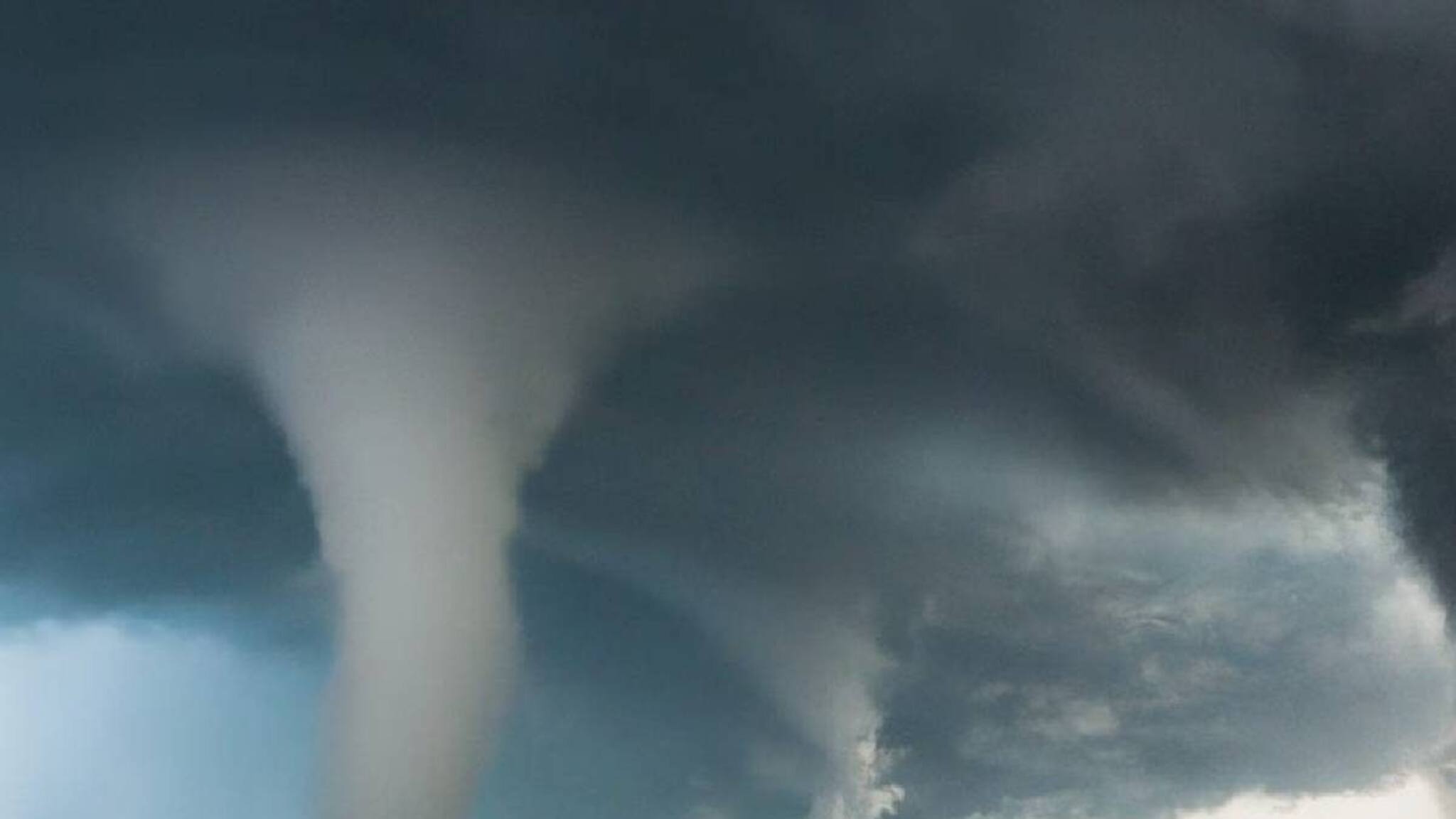 Storm news viral video: কয়েক মিনিটের টর্নেডোর মতো ঝড়ে বিপর্যস্ত হুগলির একাধিক গ্রাম, দেখুন ভয়ঙ্কর ভিডিও