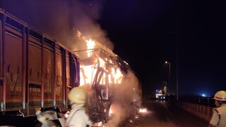 চালকের আসনে বসে আগুনে পুড়ে ছাই...! ১৪ চাকার ট্রাক নিয়ন্ত্রণ হারাতেই ভয়াবহ কাণ্ড