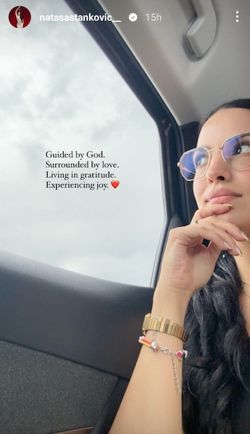 নাতাশার এই পোস্ট ঘিরেই যত জল্পনা। এখানে তিনি লিখেছেন- ভালবাসায় ঘিরে রয়েছি। ফলে অনেকেই মনে করছেন, নিশ্চয়ই নতুন কোনও সম্পর্কের ঠিকানা খুঁজে পেয়েছেন তিনি।