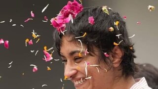 দেশে ফিরে আবেগে ভাসলেন ভিন্নেশ ফোগট দেশে ফিরে আবেগে ভাসলেন ভিন্নেশ ফোগট