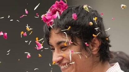 দেশে ফিরে আবেগে ভাসলেন ভিন্নেশ ফোগট দেশে ফিরে আবেগে ভাসলেন ভিন্নেশ ফোগট