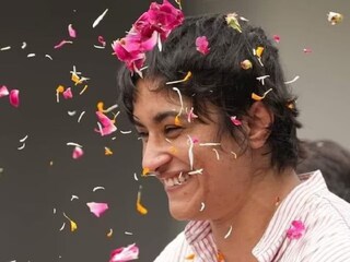 দেশে ফিরে আবেগে ভাসলেন ভিন্নেশ ফোগট