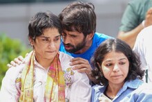দেশে ফিরে কান্নায় ভেঙে পড়লেন ভিনেশ, কারণ কী?