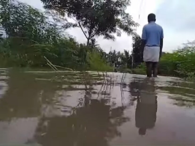 ঘূর্ণিঝড় দানার প্রভাবে সকাল থেকেই মুষলধারে বৃষ্টি শুরু হয়ে গিয়েছে উত্তর ২৪ পরগনা জেলার বিভিন্ন প্রান্তে৷ দেগঙ্গার হরেকৃষ্ণ কলোনির প্রায় ৬০ টি পরিবার জলমগ্ন। জীবন বাঁচাতে তাঁদের স্থানীয় একটি শিশু শিক্ষা কেন্দ্রে আশ্রয় নিযতে হয়েছে। তাঁদের অভিযোগ এলাকার নিকাশি ব্যবস্থার বেহাল থাকায় কারণেই প্রতিবছর এই দূর্ভোগ পোহাতে হয়। 
