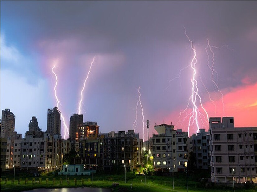 হাওয়া অফিসের রিপোর্ট অনুযায়ী, উত্তর বঙ্গোপসাগরে নতুন করে একটি ঘূর্ণবাত সৃষ্টি হয়েছে। যার প্রভাবে শুক্রবার থেকেই আবহাওয়া বদল হবে দক্ষিণবঙ্গের একাধিক জেলায়।