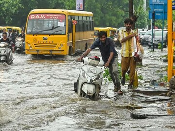 আগামী মাসেও ভারী থেকে অতি ভারী বৃষ্টিপাতের আশঙ্কা রয়েছে(Photo: PTI file)