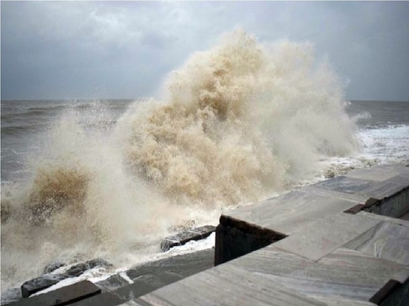 এই ঘূর্ণবাত বৃহস্পতিবারই নিম্নচাপে পরিবর্তন হওয়ার সম্ভাবনা রয়েছে। শুক্রবার থেকে আবহাওয়া বদল এর সম্ভাবনা দক্ষিণবঙ্গে। ফলে সপ্তাহের শেষে বৃষ্টি বাড়বে দক্ষিণবঙ্গের জেলাগুলিতে। বৃহস্পতিবার বজ্রবিদ্যুৎ-সহ বৃষ্টির কিছুটা সম্ভাবনা বাড়বে উত্তর ও দক্ষিণ ২৪ পরগনা পুরুলিয়া, পূর্ব ও পশ্চিম বর্ধমান, বীরভূম, মুর্শিদাবাদ এবং নদিয়া জেলাতে। উপকূলবর্তী জেলা-সহ সংলগ্ন জেলাগুলিতে সপ্তাহের শেষ ভাগে ভারী বৃষ্টির সম্ভাবনা। (রিপোর্টার-- সৈকত শী)