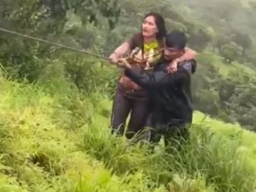 সেলফি তুলতে গিয়ে পা পিছলে খাদে পড়ল তরুণী
