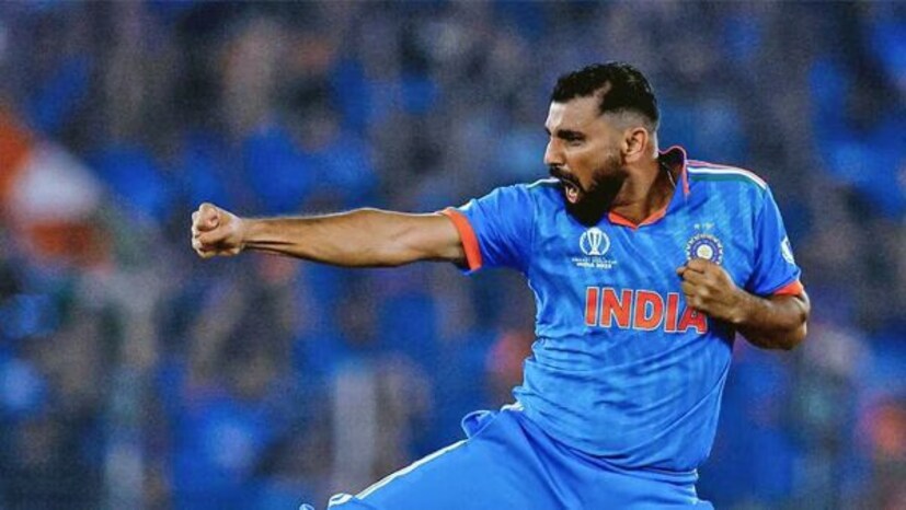 গত বছর বিশ্বকাপের পর থেকেই চোটের জন্য মাঠের বাইরে রয়েছে পেস তারকা মহম্মদ শামি। গোড়ালির অস্ত্রোপচারের পর চোট সারিয়ে তিনি মাঠে ফেরার প্রস্তুতি নিচ্ছেন। নেটে ইতিমধ্যেই বোলিং প্র্যাকটিস শুরু করে দিয়েছেন তিনি। জাতীয় দলে ফেরার আগে তিনি বাংলার ঘরোয়া বাইশ গজে নিজের বোলিংয়ে শান দিতে চান। এছাড়াও প্রাথমিক দলে রয়েছেন শামির ভাই মহম্মদ কাইফও। ছবি- আইসিসি এক্স।