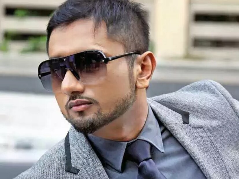 না, হিরদেশ সিং বললে তাঁকে চেনা কঠিন। কারণ তাঁকে ভক্তরা চেনেন ইয়ো ইয়ো হানি সিং নামে। যে গায়কের সুরে-ছন্দে মাটিতে পা টিকিয়ে রাখা দায়, সে-ই নাকি ৭ বছর একেবারে একা-ঘরবন্দি হয়ে থেকেছেন। কিন্তু কেন?