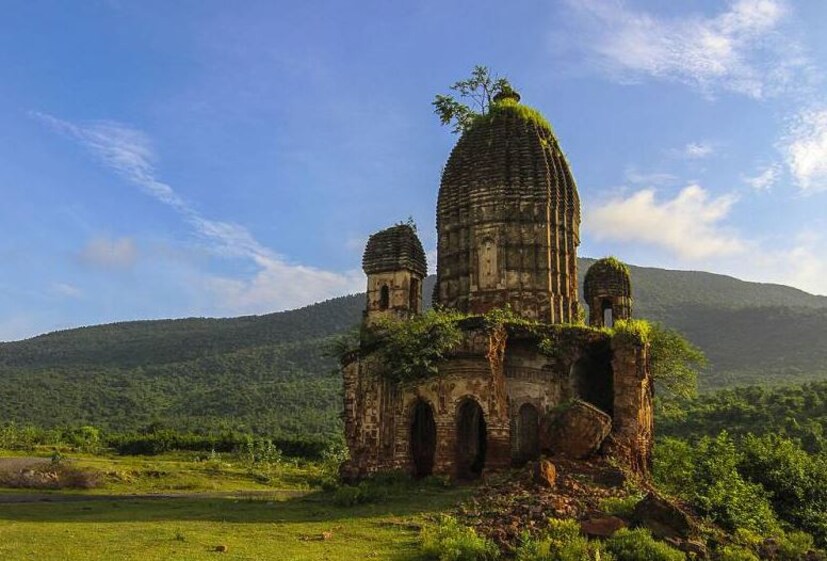 কারণ সুন্দরী অযোধ্যার রূপ সর্বদাই পরিবর্তন হতে থাকে। আর তাই বর্ষার এই মরশুমেও পর্যটকদের ঢল নামে অযোধ্যা পাহাড়ে। এই সময় অনেকেই পুরুলিয়া প্ল্যান করে থাকেন।