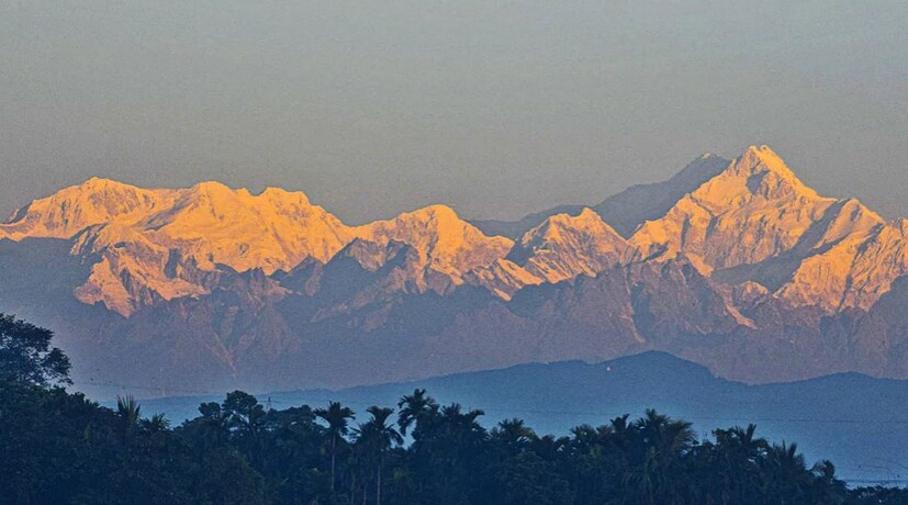 তবে এবার দার্জিলিং পাহাড়ের বিভিন্ন জায়গায় টেলিস্কোপে চোখ দিলেই আপনার সামনে ধরা দেবে কাঞ্চনজঙ্ঘা। ঠিক যেন মনে হবে আপনার চোখের সামনেই দাঁড়িয়ে রয়েছে এই কাঞ্চনজঙ্ঘা।