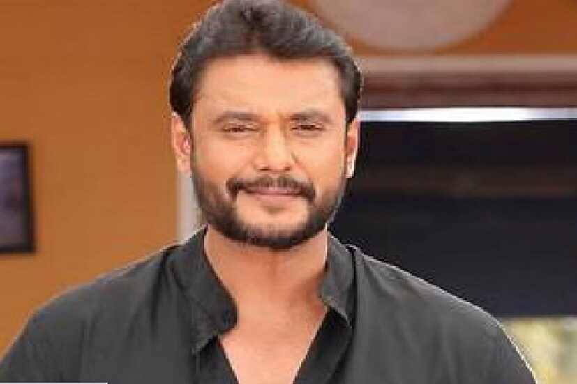 অভিনেতা দর্শনকে দেখে বেশ কিছু কথা বলেছিলেন রেণুকাস্বামী। অভিযোগ, তাতেই না কি উত্তেজিত হয়ে পড়েন দর্শন। শুরু হয় মারধর। এলোপাথাড়ি মারা হয় তাঁকে। এফআইআরে এমনটাই উল্লেখ করা হয়েছে। ঘটনাস্থলে অভিনেত্রী পবিত্র গৌড়াও উপস্থিত ছিলেন বলে খবর।