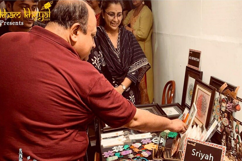 খামখেয়ালের তরফে জানানো হয়েছে যে, এই প্রদর্শনীতে সামিল হয়েছিলেন চলচ্চিত্র পরিচালক এবং অভিনেতা অভিজিৎ গুহ, অভিনেত্রী অপরাজিতা ঘোষ, চলচ্চিত্র পরিচালক-গীতিকার-সুরকার-গায়ক-অভিনেতা অনিন্দ্য চট্টোপাধ্যায়ও। 