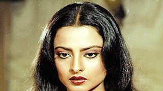 শুধু সিনেমার পর্দা নয়, পর্দার বাইরেও জমে ওঠে রেখা-বিনোদ মেহরার কেমিস্ট্রি। বিনোদকে আদর করে 'ভিন ভিন' নামে ডাকতেন রেখা। বলিউডের অলিতে-গলিতে কান পাতলেই শোনা যায়, রেখাকে পুত্রবধূ হিসাবে চাইতেন না বিনোদের মা। তিনি ছেলের জন্য ঘরোয়া পাত্রী খুঁজছিলেন। রেখাকে তাঁর পছন্দ ছিল না।