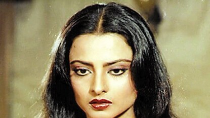 শুধু সিনেমার পর্দা নয়, পর্দার বাইরেও জমে ওঠে রেখা-বিনোদ মেহরার কেমিস্ট্রি। বিনোদকে আদর করে 'ভিন ভিন' নামে ডাকতেন রেখা। বলিউডের অলিতে-গলিতে কান পাতলেই শোনা যায়, রেখাকে পুত্রবধূ হিসাবে চাইতেন না বিনোদের মা। তিনি ছেলের জন্য ঘরোয়া পাত্রী খুঁজছিলেন। রেখাকে তাঁর পছন্দ ছিল না। শুধু সিনেমার পর্দা নয়, পর্দার বাইরেও জমে ওঠে রেখা-বিনোদ মেহরার কেমিস্ট্রি। বিনোদকে আদর করে 'ভিন ভিন' নামে ডাকতেন রেখা। বলিউডের অলিতে-গলিতে কান পাতলেই শোনা যায়, রেখাকে পুত্রবধূ হিসাবে চাইতেন না বিনোদের মা। তিনি ছেলের জন্য ঘরোয়া পাত্রী খুঁজছিলেন। রেখাকে তাঁর পছন্দ ছিল না।