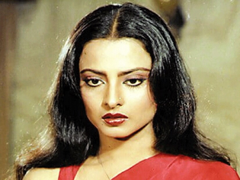 কিন্তু মুকেশের মৃত্যুর পরেও রেখা সিঁদুর পরতেন বরাবর। আজ খাতায় কলমে তিনি হিন্দু সমাজ ও সামাজিকতার বিচারে একজন বিধবা হলেও আজও সিঁদুর পরেন অভিনেত্রী। গ্ল্যামার কুইন তবে কার নাম সিঁথি রাঙান? রহস্যের উন্মোচন করেছেন নায়িকা নিজেই।