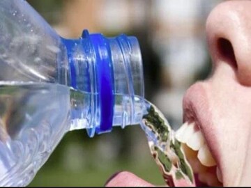 নরম পানীয় বা 'মিনারেল ওয়াটার'-এর বোতলে জল রাখেন? কত বড় ভুল করছেন জানেন? নরম পানীয় বা 'মিনারেল ওয়াটার'-এর বোতলে জল রাখেন? কত বড় ভুল করছেন জানেন?