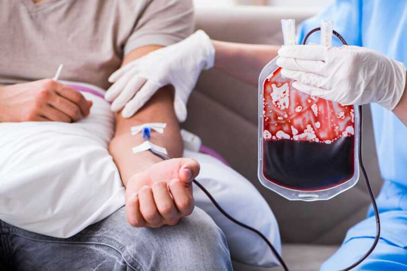 লন্ডনের National Health Services (NHS)-এর গবেষকদের মতে, ভিটামিন বি ১২-এর অভাবে অ্যানিমিয়া দেখা দেয় কারণ, ভিটামিন বি ১২-এর অভাবে শরীর সঠিকভাবে আরবিসি বা লাল রক্তকণিকা তৈরি করতে পারে না। ভিটামিন বি১২ এর ঘাটতিতে আরবিসি সঠিকভাবে কাজ করতে পারে না। এই পরিস্থিতি ডাক্তারি পরিভাষায় বলে মেগালোব্লাসটিক অ্যানেমিয়া। অনেক ক্ষেত্রে এই ভিটামিনের অভাবে ত্বকে হলদেটে ভাব আসে। এ ছাড়া, ত্বকে শ্বেতি, চুলের রং বদলে যাওয়ার মত সমস্যাও দেখা যায়।
