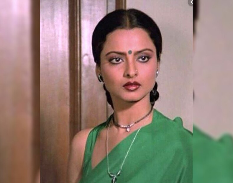 'তুমি আমার দৃষ্টি হারাচ্ছো, তুমি কখনওই আমাকে ভুলতে পারবে না, কেন জানিনা আমি বিশ্বাস করতে পারছি না, তুমি পারবে না আমার ভালবাসাকে মুছতে।' রেখা একটি সাক্ষাৎকারের সময় এই কয়েকটি লাইন গুঞ্জন করেছিলেন, যা শুনেঅনেকে বলেছিলেন যে তিনি এই লাইনগুলি অমিতাভ বচ্চনের জন্য গুনগুন করেছিলেন। রেখা-অমিতাভের প্রেমের গল্প বলিউডে বিখ্যাত। 