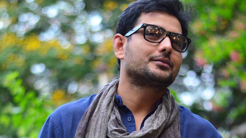 আলোর একমাত্র পরিচয় ‘সিংহ রায় বাড়ির পূত্রবধূ’ নয়। স্বামীর সঙ্গেও সম্পর্ক ভাল নয়। স্বামী রগচটা। স্ত্রী ইংরেজি জানে না, তথাকথিত শিক্ষিত নয় বলে কোথাও নিয়ে যায় না।