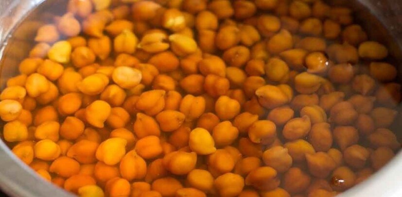কাঁচা ছোলা ভেজানো জলের উপকারিতা--কাঁচা ছোলা ভেজানো জলে দ্বিগুণ পুষ্টি রয়েছে। প্রোটিন, ফাইবার, ভিটামিন এবং খনিজ সমৃদ্ধ। যা শরীরে সতেজতা এবং শক্তি যোগায়। ভেজানো ছোলা হজমশক্তি বাড়ায়। ছোলা ভেজানো জলে থাকা এনজাইম ও ফাইবার হজমে সহায়তা করে। কোষ্ঠকাঠিন্যের সমস্যা দূর হয়। পেট পরিস্কার রাখে এবং পাচনতন্ত্রকে শক্তিশালী রাখে।