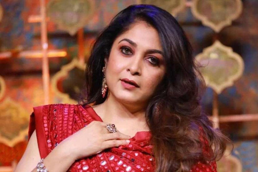 ৫০ পেরিয়ে গেলেই তাঁর সৌন্দর্যে বুদ ভক্তরা৷ দক্ষিণী সিনেমায় সুন্দরী অভিনেত্রীদের তালিকায় আজও টেক্কা দেন তিনি৷ চার দশকেরও বেশি কর্মজীবনে রাম্যা ২৬০-টিরও বেশি ছবিতে কাজ করেছেন। 'বাহুবলী' -খ্যাত অভিনেত্রী রাম্যা কৃষ্ণণের আজ কোনও পরিচয়ের প্রয়োজন নেই। তিনি নব্বইয়ের দশক থেকে তাঁর অভিনয়ের জন্য পরিচিত৷ তবে সাফল্যের সঙ্গে বিতর্কও ওতপ্রোতভাবে জড়িয়ে রয়েছে রাম্যার সঙ্গে৷