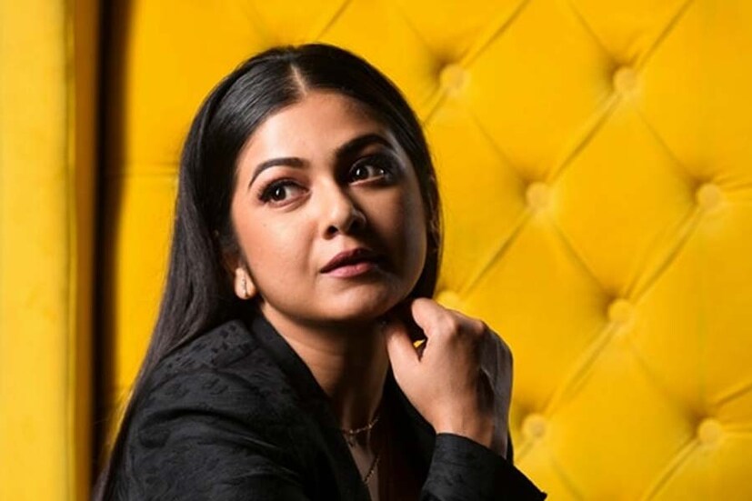 সংসারের সমস্ত খুঁটিনাটি, বাড়ির সকলের সুবিধা-অসুবিধা আলোর নখদর্পণে। কিন্তু সংসারের কারওরই তাঁর প্রতি কোনও নজরই নেই। ১৫ বছরের দীর্ঘ সংসারজীবনে প্রাপ্য মর্যাদাটুকু আলো পায়নি।