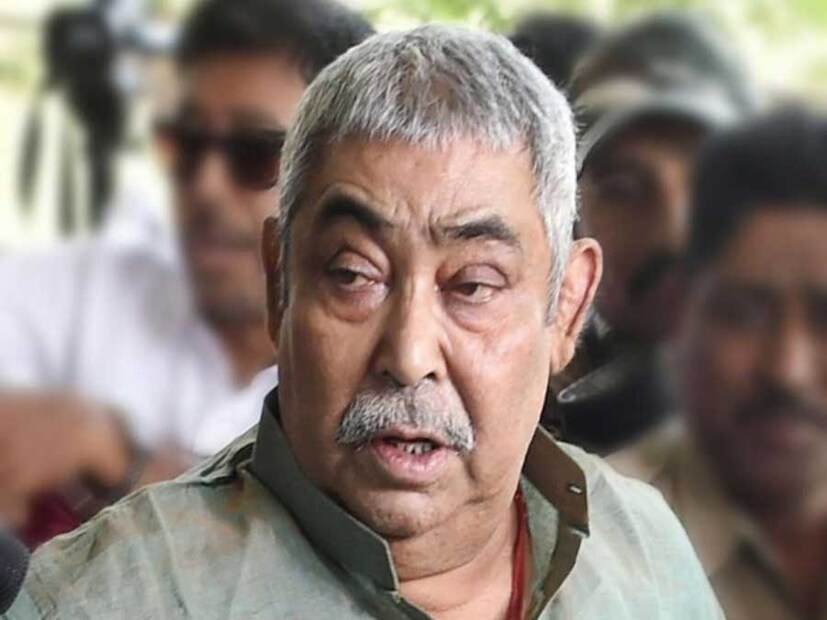 প্রসঙ্গত, ১১ অগাস্ট মাঝরাতে অনুব্রতর বাড়ির পাশে রতন কুঠিতে গিয়ে ওঠেন এক দল সিবিআই আধিকারিক। ১০০-এর কাছাকাছি কেন্দ্রীয় জওয়ান। আর ১১ অগাস্ট ২০২২ সালে বোলপুরে নীচুপট্টি এলাকায় অনুব্রতর বাড়ি থেকে টেনে বের করে নিয়ে সোজা আসানসোল আদালত। ১০ দিনের সিবিআই হেফাজত।