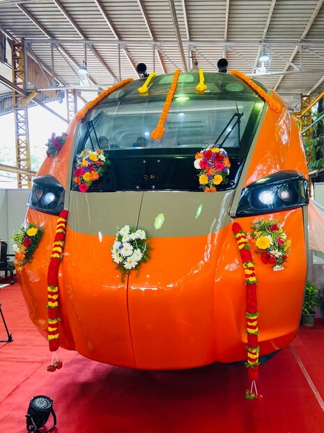 বন্দে ভারত স্লিপার ট্রেনে মোট ১৬টি কোচ বসানো হয়েছে। ১১টি এসি ৩ টায়ার কোচ, ৪টি এসি ২ টায়ার কোচ এবং একটি এসি ফার্স্ট ক্লাস কোচ থাকবে।
