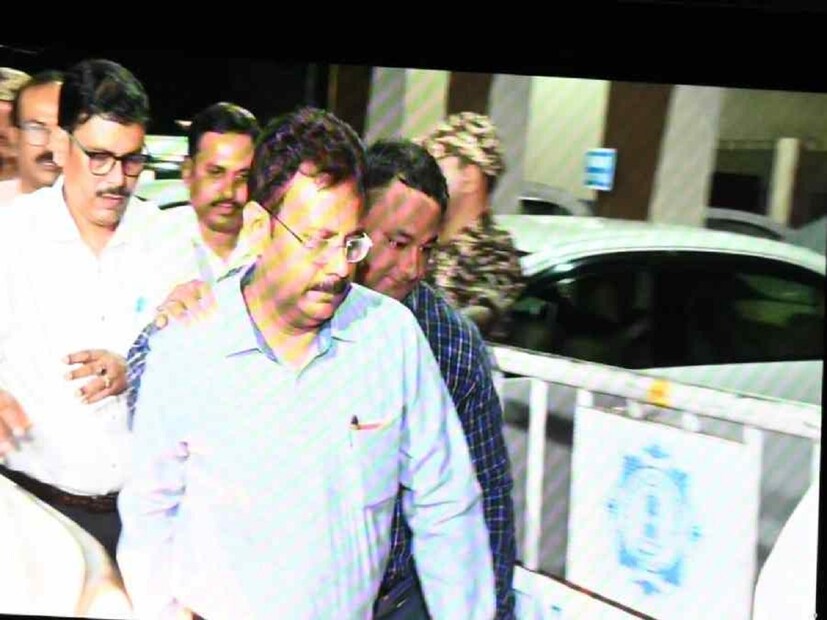 রাতে নিরাপত্তার স্বার্থে শিয়ালদহ বি আর সিং হাসপাতালের চিকিৎসকদের নিয়ে গিয়ে নিজামে মেডিকেল করানো হয় সন্দীপ ঘোষের। মেডিকেলের জন্য সন্দীপকে নিয়ে যাবে নাকি চিকিৎসকদের দল আসবে সেটা নিয়েও একপ্রস্থ বৈঠক চলে নিজামে। শেষ পর্যন্ত সন্দীপ-সহ গ্রেফতার মোট ৪ জনেরই মেডিকেল হয় নিজামেই।