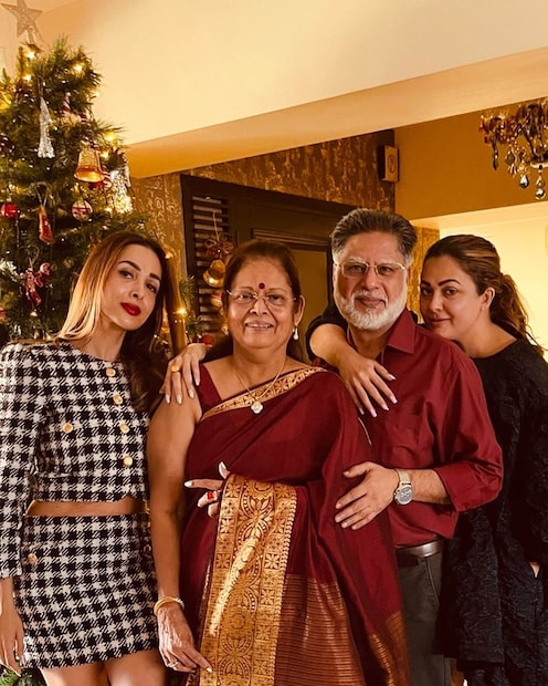 *কথিত আছে, মালাইকার যখন ১১ বছর বয়স, তখন তাঁর বাবা-মা আলাদা হয়ে যান এবং তার মা একাই দুই মেয়েকে বড় করেন। (ছবি সৌজন্য: ইনস্টাগ্রাম @malaikaaroraofficial)*কথিত আছে, মালাইকার যখন ১১ বছর বয়স, তখন তাঁর বাবা-মা আলাদা হয়ে যান এবং তার মা একাই দুই মেয়েকে বড় করেন। (ছবি সৌজন্য: ইনস্টাগ্রাম @malaikaaroraofficial) 