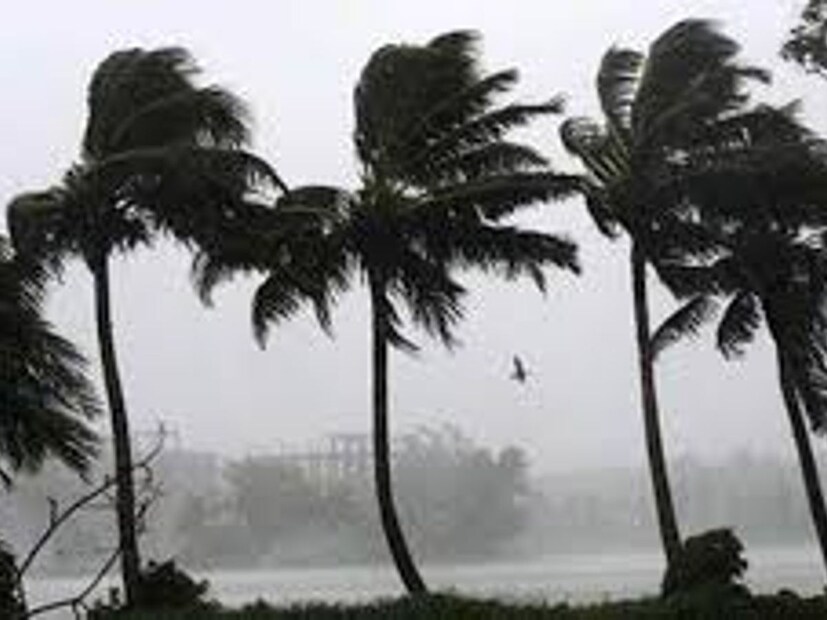 এইদিন পুরুলিয়ায় সর্বোচ্চ তাপমাত্রার পারদ থাকতে পারে ৩৫ ডিগ্রি সেলসিয়াস ও সর্বনিম্ন তাপমাত্রার কারও থাকতে পারে ২৫ ডিগ্রি সেলসিয়াস বলে জানা গিয়েছে হাওয়া অফিস সূত্রে। তবে আবারও ঝড় বৃষ্টির পূর্বাভাস রয়েছে। পুজোর আগে বৃষ্টিতে ভিজবে দক্ষিণের একাধিক জেলার পাশাপাশি জেলা পুরুলিয়া।