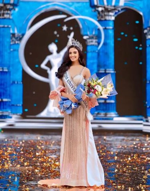 রিয়া বলেন, &quot;আজ আমি মিস ইউনিভার্স ইন্ডিয়া ২০২৪-এর খেতাব জিতেছি। আমি খুবই কৃতজ্ঞ। আমি এখানে পৌঁছানোর জন্য অনেক কঠোর পরিশ্রম করেছি। আমি নিজেকে এই মুকুটের যোগ্য মনে করতে পারি।&quot; (ছবি সৌজন্যে: Instagram @singha.rhea)