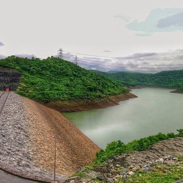 পুরুলিয়ার অযোধ্যা পাহাড়ের একাধিক হোটেল , হোমস্টে, টেন্ট , মাড হাউস থাকলেও বিলাসবহুল থাকার ব্যবস্থা খুব বেশি নেই। হাতে-গোনা এক দুটি বিলাসবহুল হোটেল ও রিসোর্ট রয়েছে। ‌ তারই মধ্যে অন্যতম অযোধ্যা পাহাড়ের পাদদেশে অবস্থিত একটি বেসরকারি রিসোর্ট। ‌