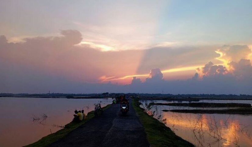 কলকাতা থেকে একদিনের মধ্যে ঘুরে আসতে পারেন এই স্পট। মহানগরী থেকে মাত্র ৬০ কিমি দূরেই রয়েছে মনোমুগ্ধকর স্নিগ্ধ এক জনপদ। শিয়ালদহ হাসনাবাদ লোকালে চাঁপাপুকুর রেল স্টেশনে নেমে টোটোতে মাত্র ১০-১২ মিনিটে পোঁছে যাবেন আন্দুলপোতা।