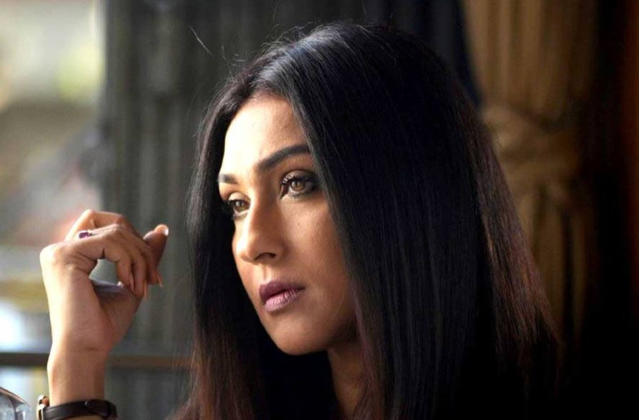 শ্যামবাজারে ঋতুপর্ণাকে ঘিরে ধুন্ধুমার,কী ঘটেছিল রাতের মিছিলে? ভিডিও