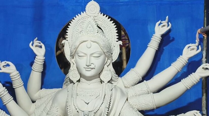 দেবী দুর্গার গড়ন এখানে মা গঙ্গার মতো। দশভুজার মূর্তি তৈরি হচ্ছে এখানেই। শিল্পী সুবল পালের ভাবনায় জগৎ মুখার্জি পার্কের পুজো সেজে উঠছে। এখানে গঙ্গারূপী মাতৃশক্তি দুর্গার বিজয়গাথা।