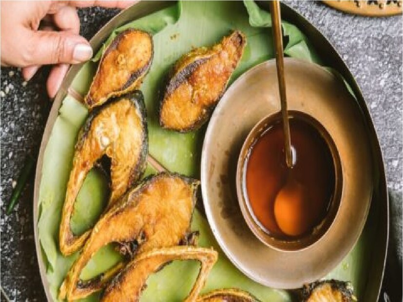 কিন্তু রসনাপ্রিয় বাঙালি শুধুই কি আর ৫০০ গ্রামের ইলিশ খেয়ে খুশি থাকতে পারে৷ তাই বড় ইলিশও আসে৷ কিন্তু যাঁরা হেঁশেল সামলান তারা কী জানেন একটা ১ থেকে দেড় কেজির ইলিশে কতগুলি পিস হতে পারে৷ Photo- Representive