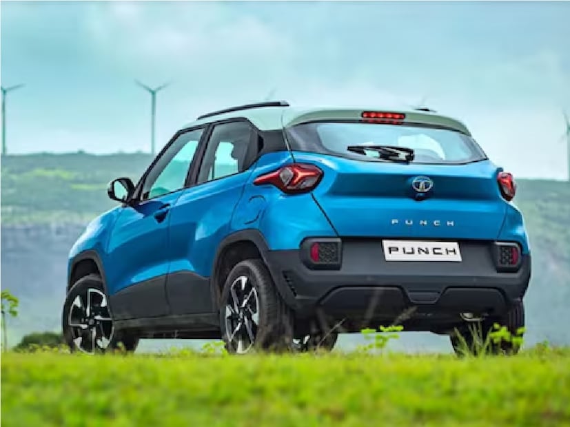 Tata Motors নিজেদের বেশ কিছু গাড়িতে ধাঁসু ছাড়ের অফার দিচ্ছে৷ তাই গাড়ি কেনার বা পুরনো গাড়ি বদলে নতুন গাড়ি কেনার ইচ্ছা থাকলে এই সময়ে একবার দেখতেই পারেন৷  একটি নতুন 'King of SUV' অফারের কথা ঘোষণা করা হয়েছে৷  গাড়ি নির্মাতা সংস্থা তাদের SUV রেঞ্জে বিশেষ অফার এবং ছাড় দিচ্ছে।
