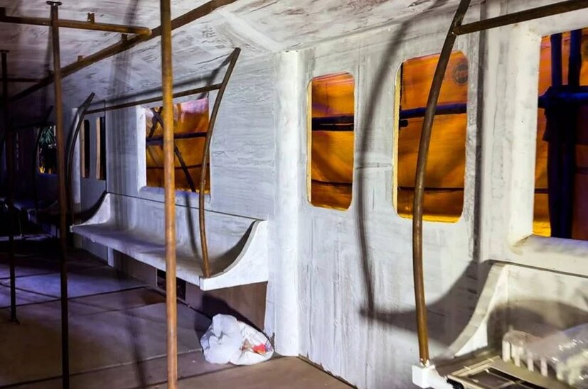 পুরো মণ্ডপটাই মেট্রোরেলের কামরা। শীতাতপ নিয়ন্ত্রিত কামরা। থাকছে চলমান সিঁড়ি। তাহলে আর বাদ যায় কেন মেট্রোরেলের স্মার্ট কার্ড। 